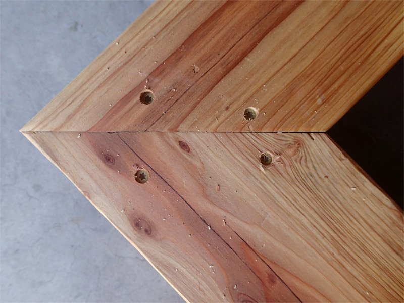 Een bank op een zandbak monteren