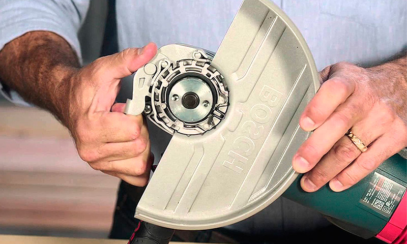 Регулиране на защитен корпус на ъглошлайфи без ключ