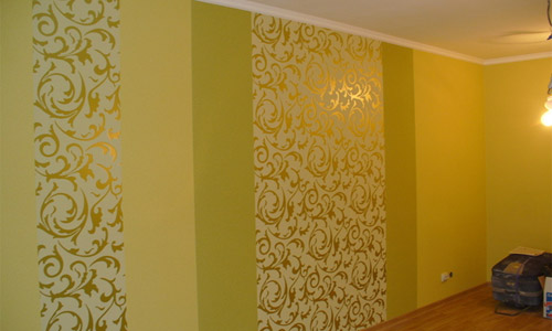 Monofoon behang van één kleur, maar verschillende tinten