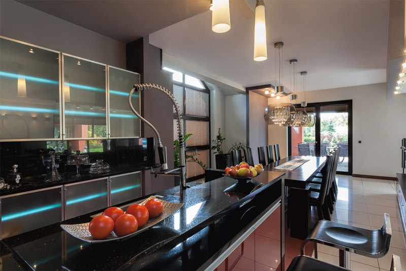 โคมไฟและโคมไฟระย้าในห้องครัวในสไตล์ไฮเทคและทันสมัย