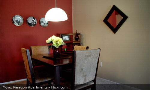 Hoe kleur onvolkomenheden in de kamer in te kleuren