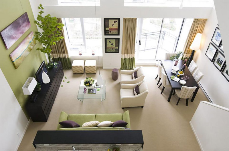 As cortinas e um sofá são combinados com uma parede de contraste