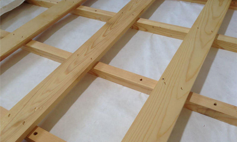 Tours sous une tuile en métal