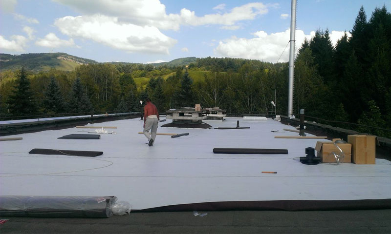 The device of a flat roof of rolled or surfaced materials