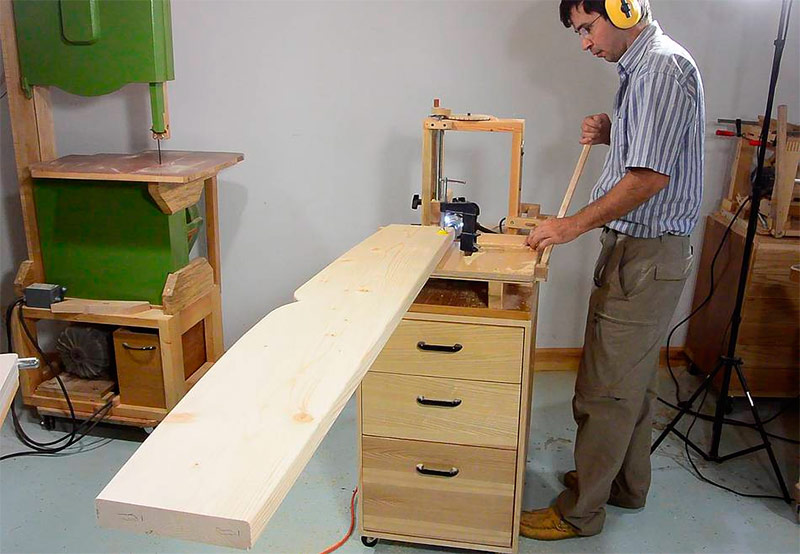 Snijd de groeven aan de uiteinden van de planken