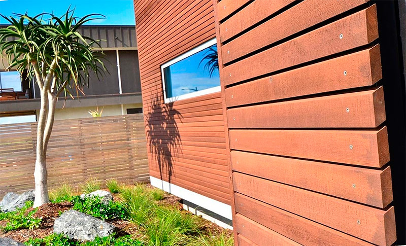 ด้านหน้าของบ้านถูกตกแต่งด้วยไม้กระดาน