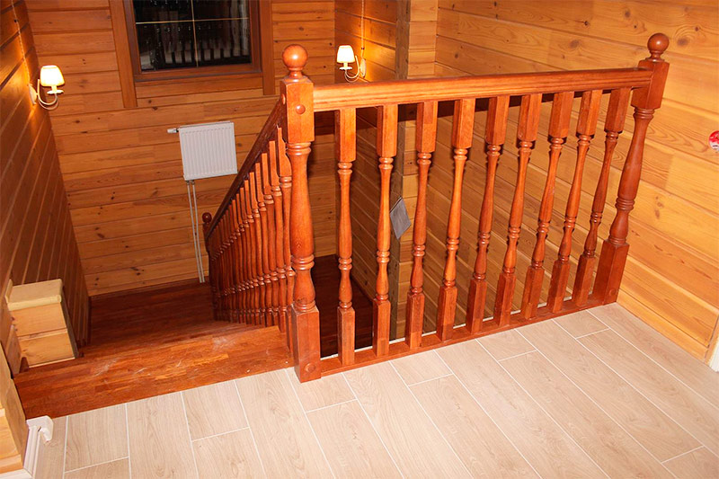 Casa de madera sin decoración interior adicional.