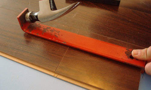 Fixando a última alça com um grampo Fixando a última alça com um grampo