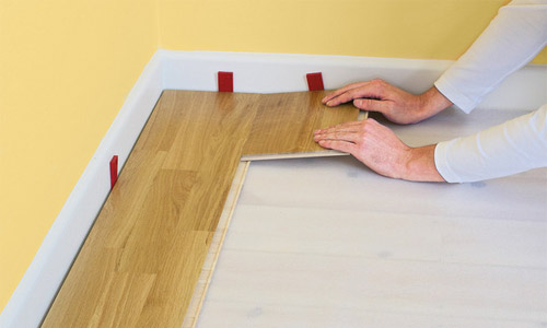 O espaço entre o laminado e a parede O espaço entre o laminado e a parede