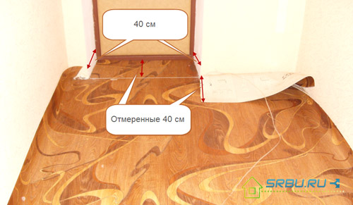 Posa di linoleum nel corridoio