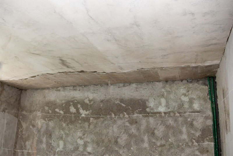 Desenați conturul plafonului viitor