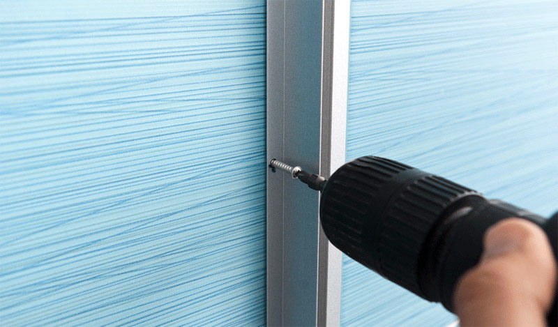 Rahmen mit Schrauben befestigen