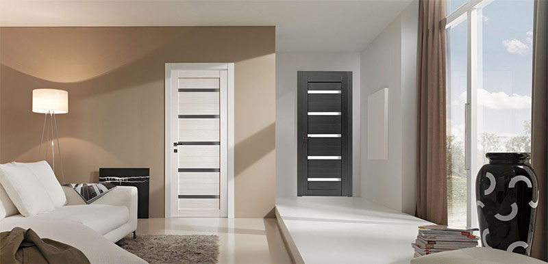 Portas na cor das paredes e em contraste com elas