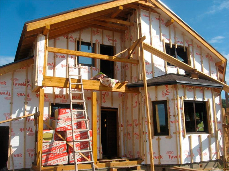 Aislamiento recubierto con membrana permeable al vapor.