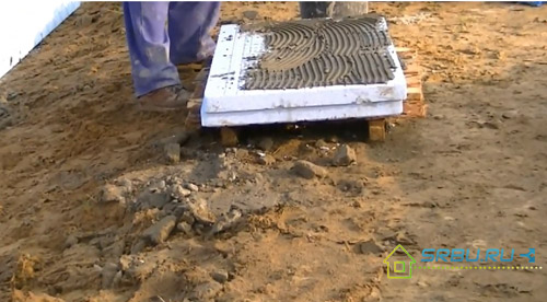 Aplicación de pegamento sobre poliestireno expandido