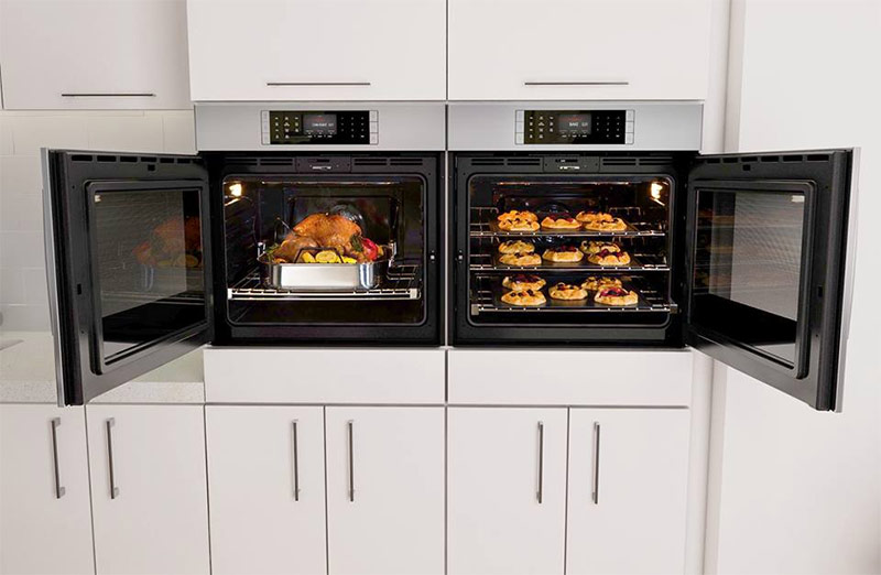 Deur met scharnier in de oven